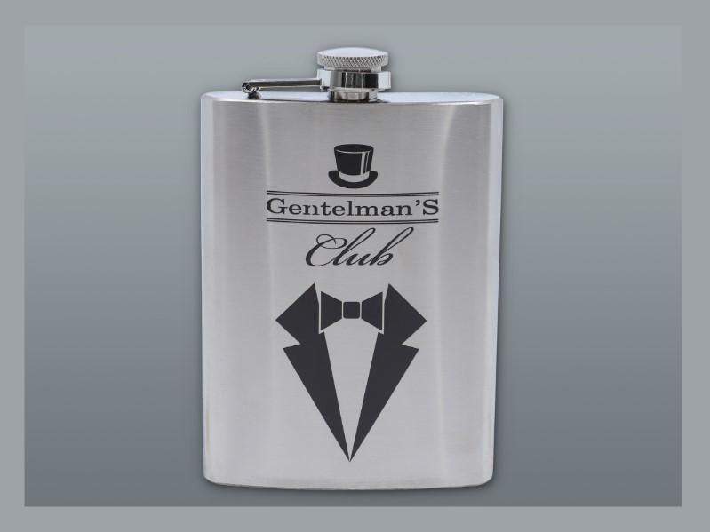 Szálcsiszolt króm színű rozsdamentes acél flaska, laposüveg 6 oz. = 1.77 dl - Gentlemans Club felirattal